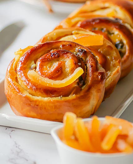 Brioche roulée à la crème raisins secs et orange confite