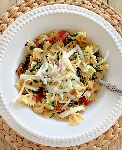 DELICIOUS Cheesy Spinach and Sausage Pasta Recipe
