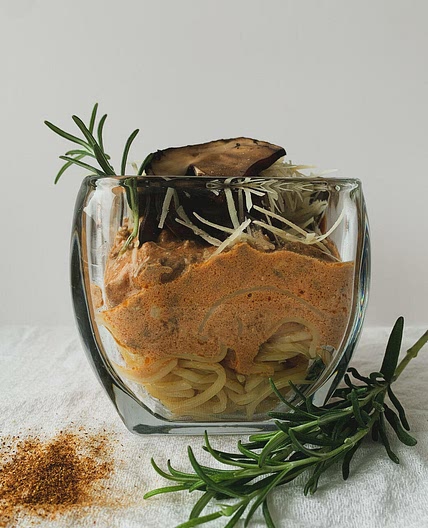 CREAMY BEEF SPAGHETTI SAUCE WITH NUTRITIONAL YEAST