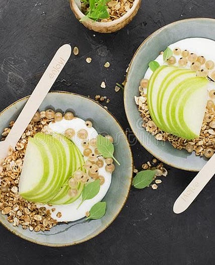 Desayuno: Yogurt con manzana 