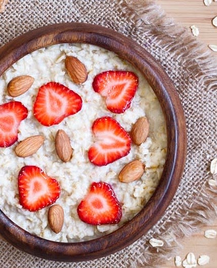 Desayuno: Avena, fresas y Almendras