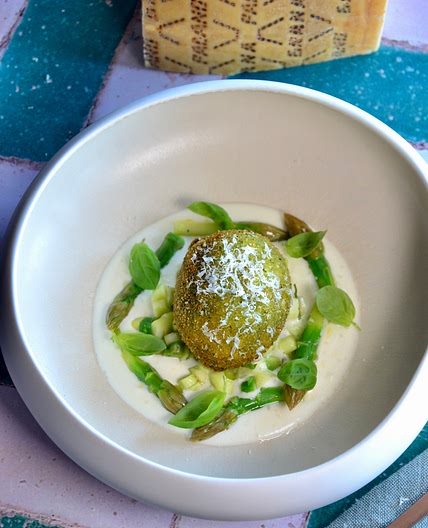 Crispy egg with asparagus and Grana Padano cheese sauce