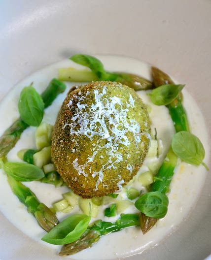 ITALIANO - Uovo croccante con asparagi e salsa al Grana Padano