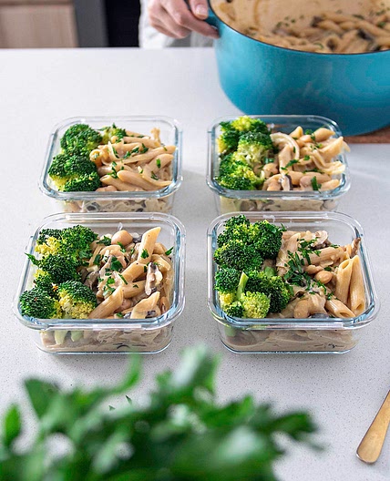 HIGH-PROTEIN CARAMELISED ONION PASTA