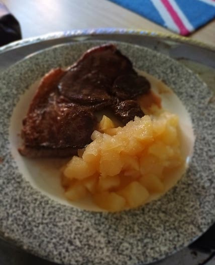 Filete asado al puré de manzanas