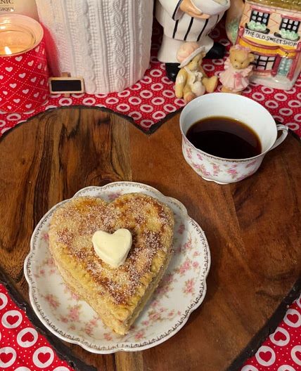 Cinnamon stuffed French toast 🖤