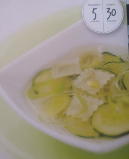 Bouillon de courgettes et poireaux aux ravioles de romans