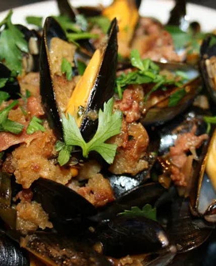 Moules vin rouge et jambon de Bayonne