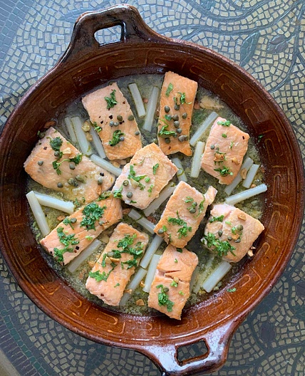 Salmón en salsa verde con alcaparras 