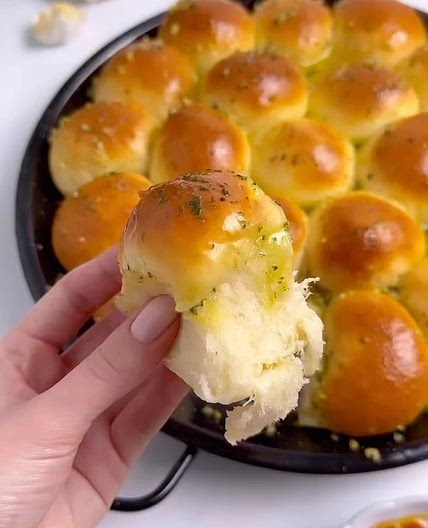 Cheesy Garlic Bread Bites!! 😍🧀🧄 ⁣⁣⁣Recipe below!! 🙏🏾❤️ EAT OR PASS