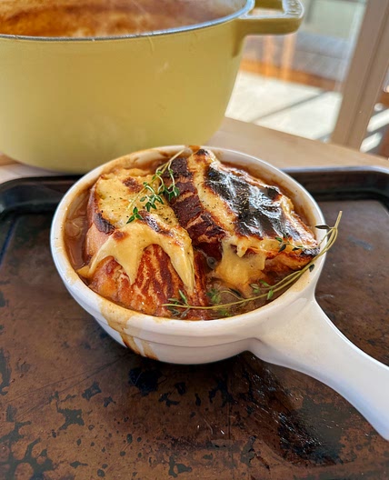 FRENCH ONION SOUP (Dairy-Free and Vegan-Friendly)