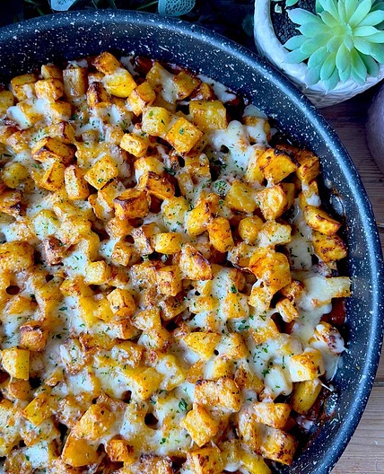 Cheesy bolognese and red pesto potato bake. . ⬇️ Recipe below ⬇️ .