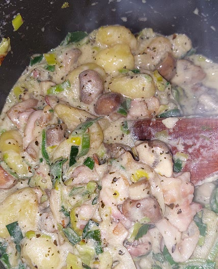 Gnocchi-Pfanne mit Bacon + Champignons in Sahne-Sauce