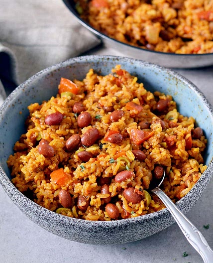 Proteinreiche Hähnchen-Reispfanne mit Vollkornreis und Kidneybohnen