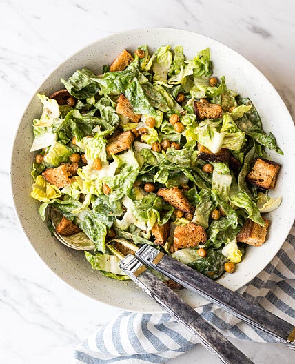 Proteinreicher Hähnchen-Caesar-Salat