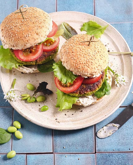 High-Protein Burger mit Ofen-Pommes und proteinreichem Vollkorn-Burgerbrötchen