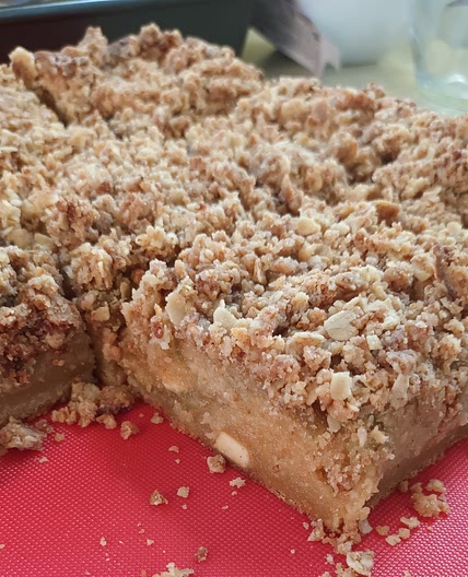rhubarb crumble blondies