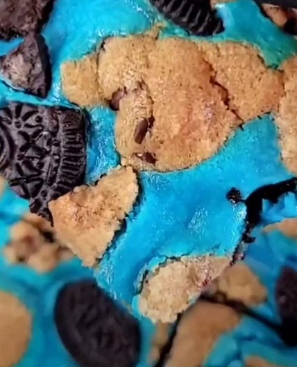 Cookie Monster Cheesecake Bars