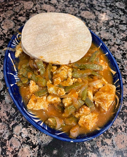HUEVO Y NOPALES EN SALSA ROJA 