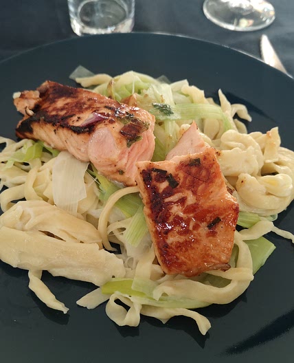Saumon au sirop d'érable et tagliatelles de poireaux
