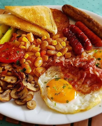 Herzhafte English Breakfast-Variante mit Vollkorntoast, Spiegelei, Baked Beans und Geflügelbratwurst