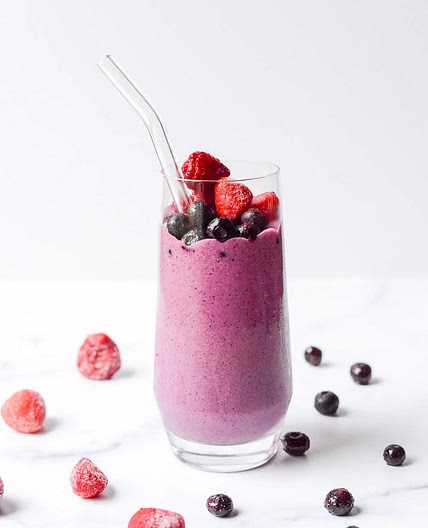 Proteinreicher Masse-Smoothie mit Haferflocken, Beeren und Nüssen