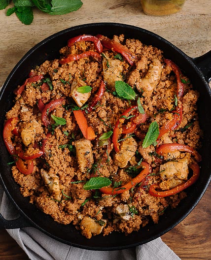 Gewürzter Couscous mit Hähnchenstreifen und Paprika