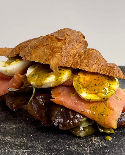 Lachs Croissant Sandwich
