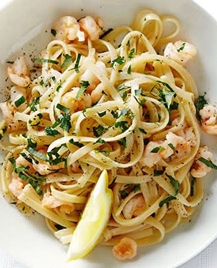 Spaghetti with garlic prawns