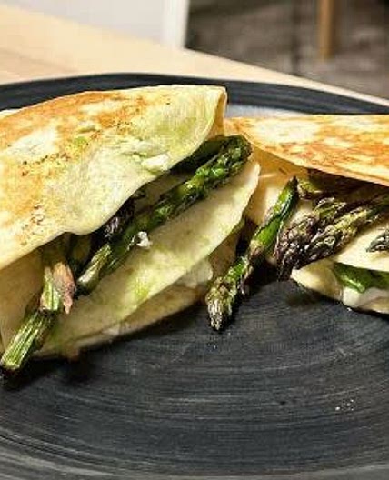 tortita viral con trigueros, pavo, queso fresco y aguacate.