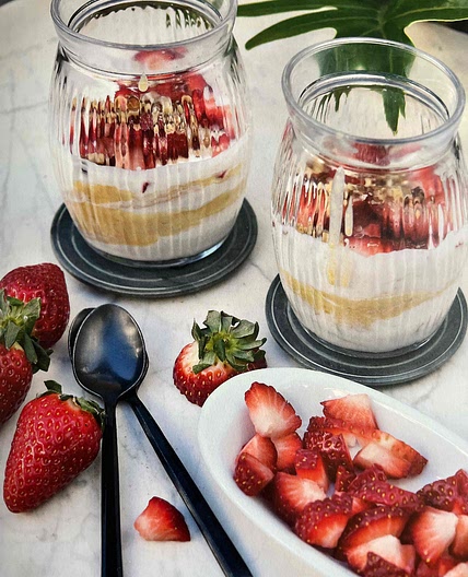 Kokosmelk met notenpasta en aardbeien en een crumble van noten