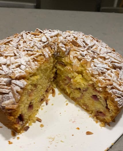 strawberry almond cake 🍓