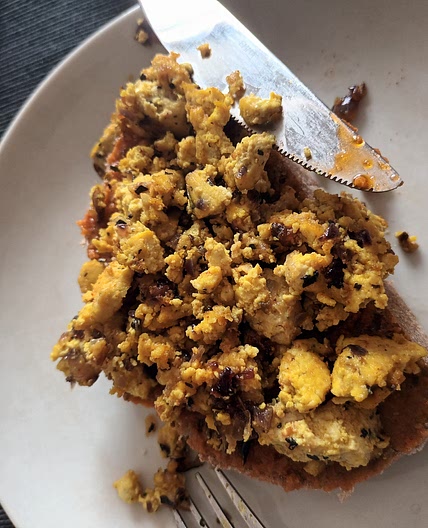 Ninnas tofu scramble m. pesto på brød