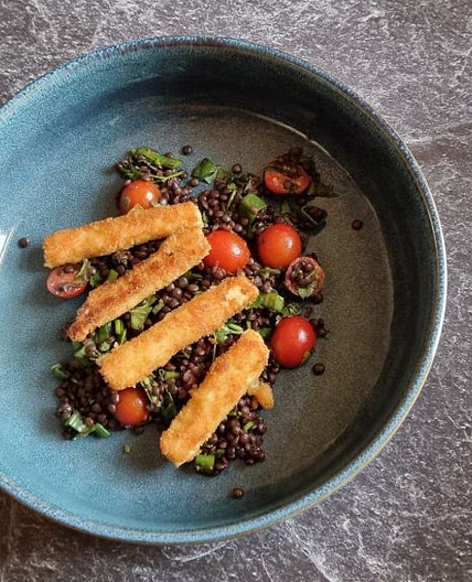 Feta-Sticks mit Linsensalat