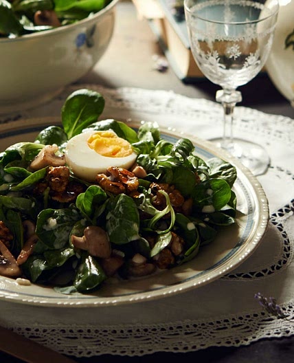 Salat mit Nüssen, Champignons und Ei