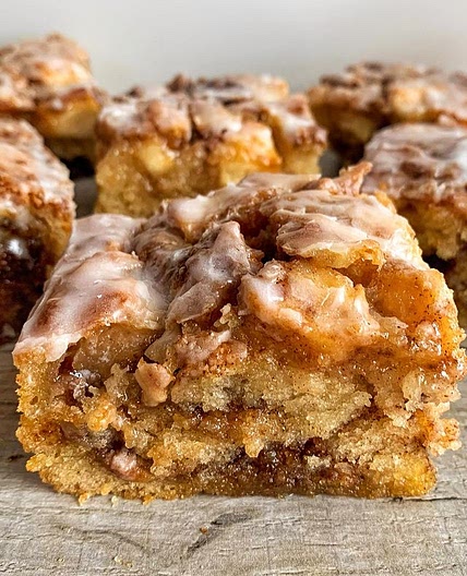 CINNAMON ROLL APPLE CAKE 😍