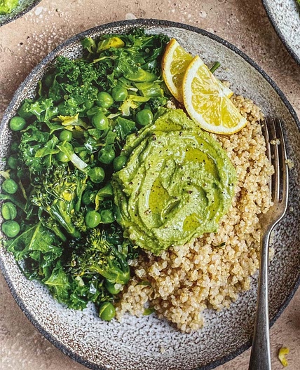 Green goddess bowl with avocado & macadamia pesto 