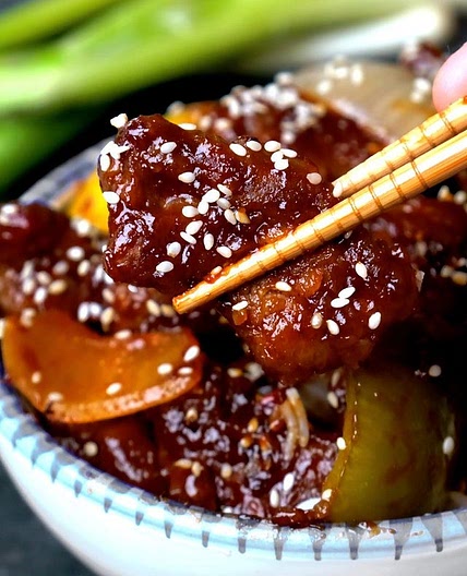 Crispy Beijing Beef 🔥🔥 A simple takeaway dish that is UNREAL SAVE this recipe for later 🙏🙏 Here’s your shopping list: 300g of frying beef steak - cut into 4cm pieces. A pinch of salt. 1/2 tsp of Chinese five spice 1/2 tsp of baking powder. 1 egg. 90g o
