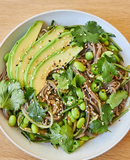 Bowl de nouilles soba et edamame