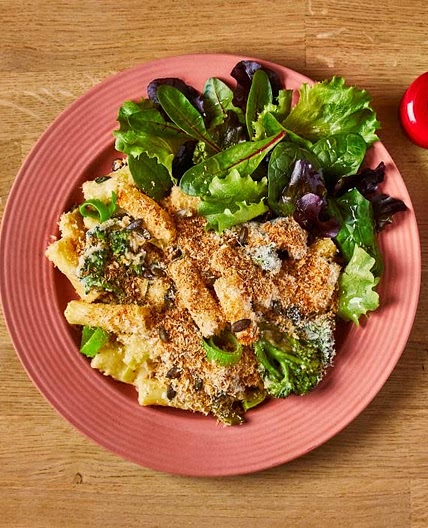 Cheesy broccoli pasta bake