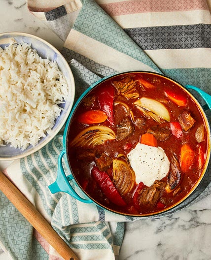 Oven-baked beef goulash with rice and soured cream