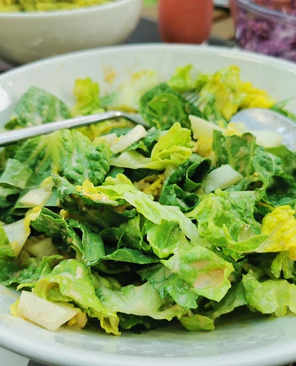 Peanut lettuce salad