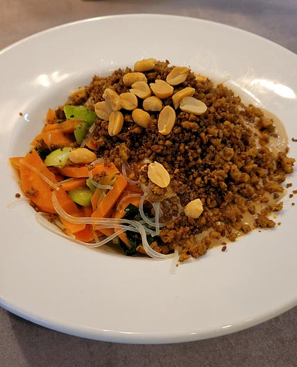 Satay-Tofu-Hack auf Glasnudelsalat mit Pak Choi