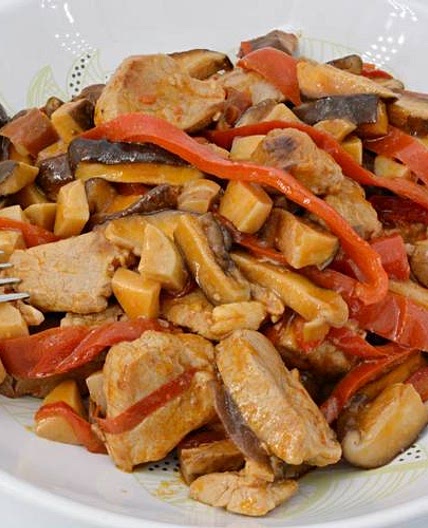 Solomillo de cerdo con setas y pimientos