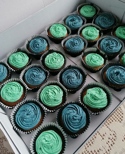 Vanilla Cupcakes with Vanilla Buttercream Icing