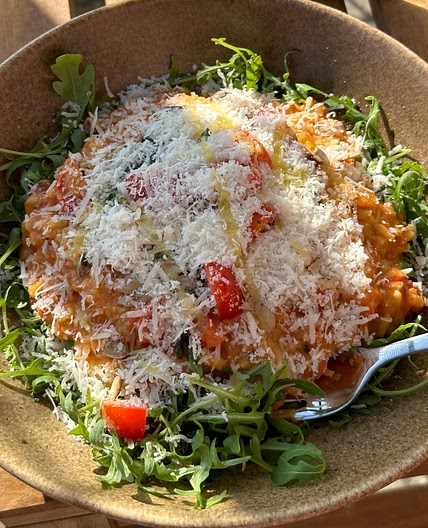 Tomatenrisotto met basilicum en zonnebloempitten