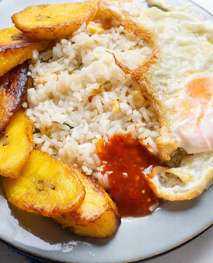 Arroz con huevos y plátano frito