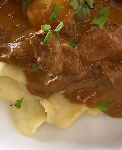 Beef Stroganoff (Slow Cooker)