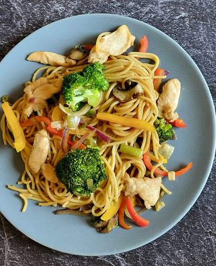 Asia-Pfanne mit Brokkoli, Nudeln u0026amp; Hähnchen
