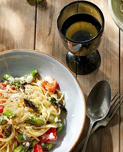 Spaghetti mit gebratenem grünen Spargel und Paprika